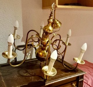 Lámpara de techo dorada antigua.