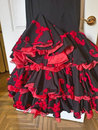 Traje de Flamenca Negro y Rojo