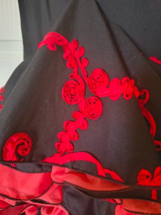 Traje de Flamenca Negro y Rojo