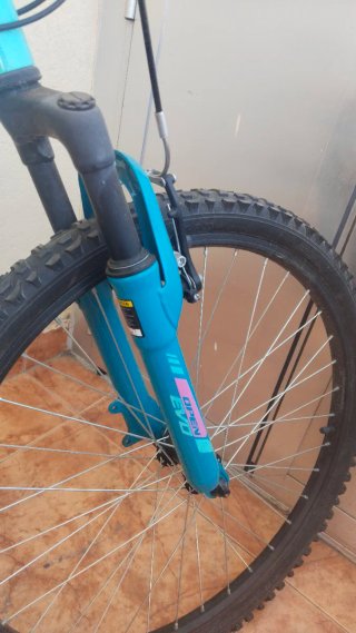 Pareja de bicis , una de adulto y otra de niño