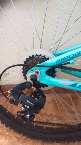 Pareja de bicis , una de adulto y otra de niño