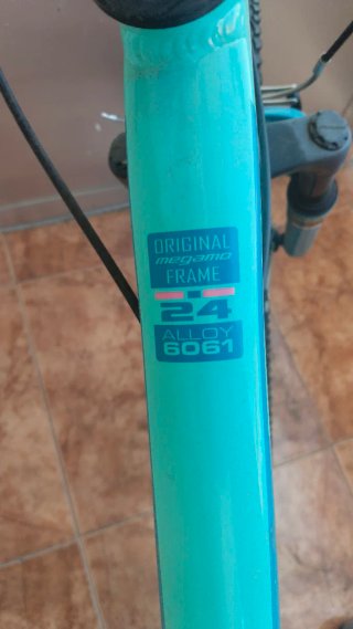 Pareja de bicis , una de adulto y otra de niño