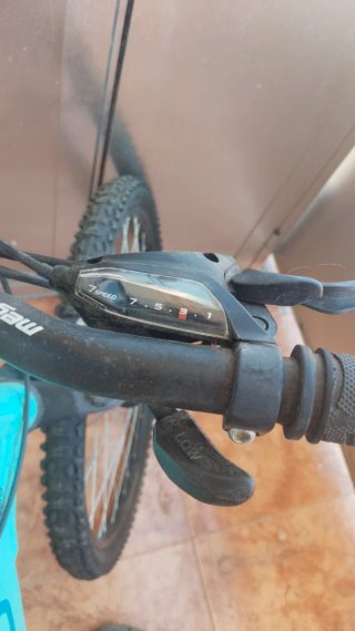 Pareja de bicis , una de adulto y otra de niño