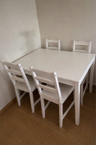 Tavolo da pranzo bianco con 4 sedie