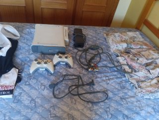 Xbox 360 Blanca con Mandos y Cables