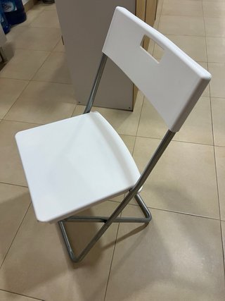 10 Sillas plegables blancas y plateadas