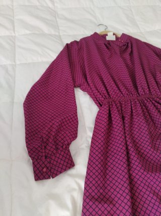 Vestido vintage morado con estampado de rombos