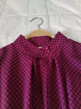 Vestido vintage morado con estampado de rombos