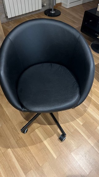 SEDIA IKEA SKRUVSTA NERA CON ROTELLE