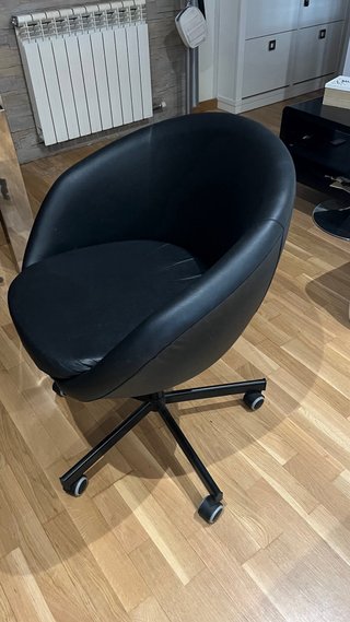 SEDIA IKEA SKRUVSTA NERA CON ROTELLE