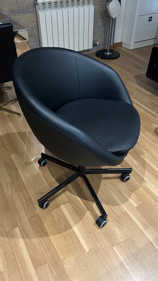 SEDIA IKEA SKRUVSTA NERA CON ROTELLE
