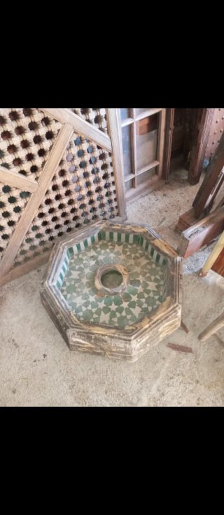 Fuente cerámica octogonal con azulejos