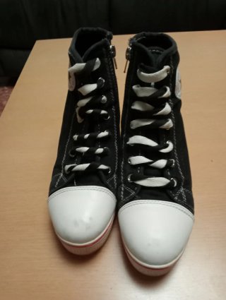 Botas tipo Converse con cuña negras