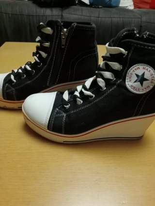 Botas tipo Converse con cuña negras