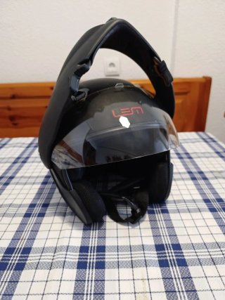 Casco de moto LEM negro mate.