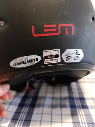 Casco de moto LEM negro mate.