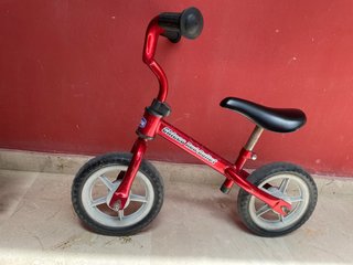 Bicicleta de equilibrio roja