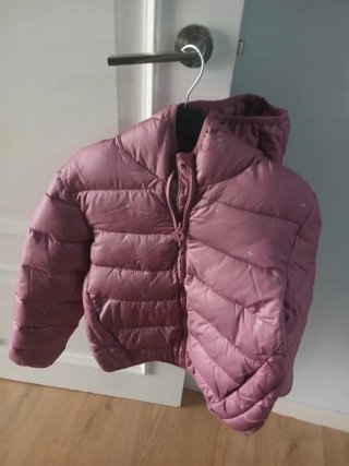 Chaqueta rosa acolchada con estampado