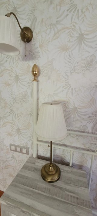 2 Lámparas de mesa y 2 de pared bronce y blanco