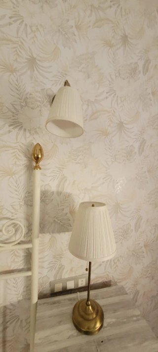 2 Lámparas de mesa y 2 de pared bronce y blanco