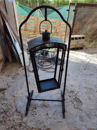 Farol grande de hierro con soporte