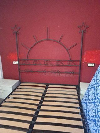 Cama de forja con diseño de sol