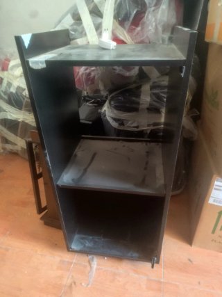 Mueble negro de madera