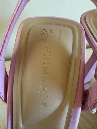 Zapatos rosas Primark con corazón joya