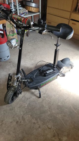 Patinete Eléctrico Red Bull 1800W ay que cambiar b