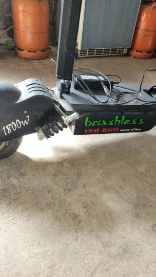 Patinete Eléctrico Red Bull 1800W ay que cambiar b
