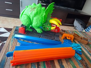 Circuito Hot Wheels Dinosaurio Triceratops