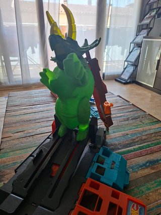 Circuito Hot Wheels Dinosaurio Triceratops