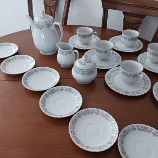Juego de café de porcelana con detalles dorados