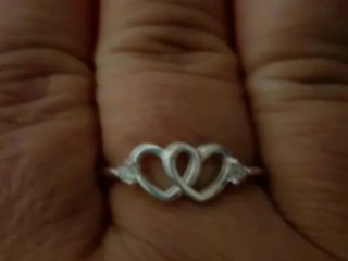 Anillo von corazones entrelazados.