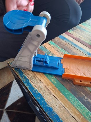 Circuito Hot Wheels con loop y rampa