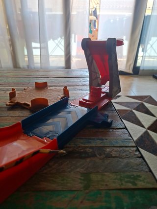 Circuito Hot Wheels con loop y rampa