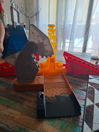 Circuito Hot Wheels con loop y rampa