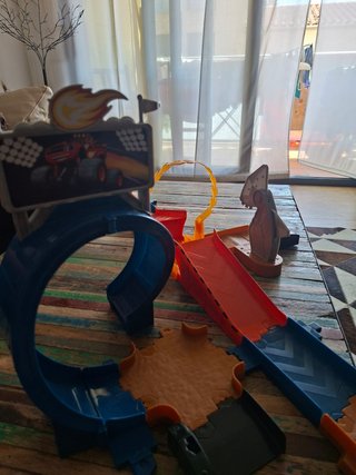 Circuito Hot Wheels con loop y rampa