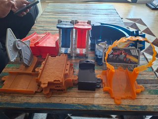 Circuito Hot Wheels con loop y rampa