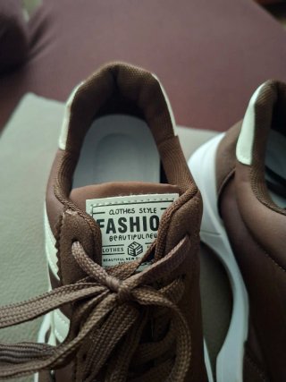Zapatillas casuales marrones y blancas