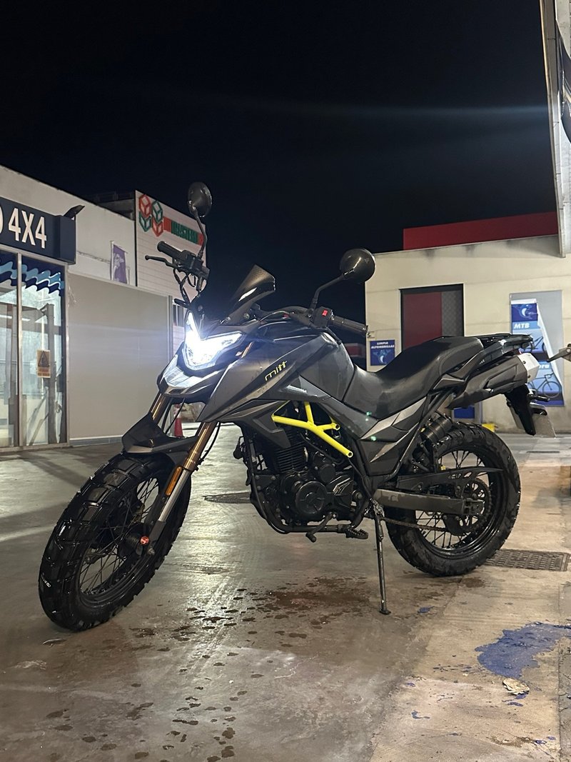 Mitt TK 125 Adventure Moto Negra y Amarilla