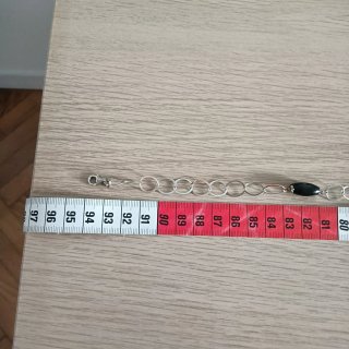 Collana lunga con pietre nere e anelli