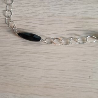 Collana lunga con pietre nere e anelli