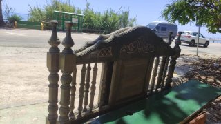 Dos cabeceros de madera verdes pintados a mano