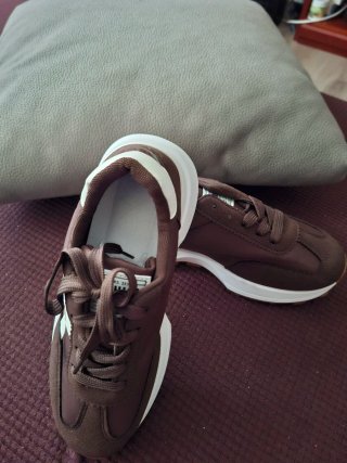 Zapatillas casual marrones y blancas