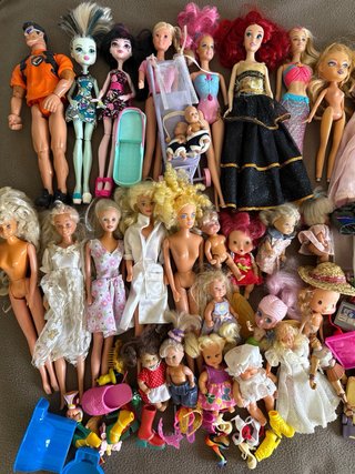 Lote de muñecas Barbie y accesorios