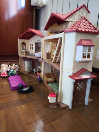 Casita Sylvanian Families como nueva. Incluye 3 f