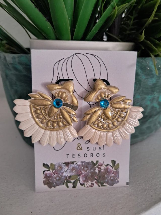 Pendientes hechos a mano blanco y dorado