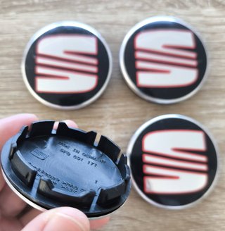 TAPABUJES SEAT 56mm NEGROS CON EMBLEMA PLATA ROJO