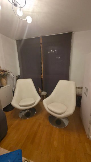 2 Poltrone Girevoli Bianche in Ecopelle